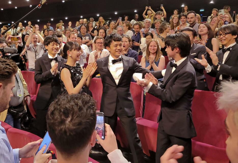 カンヌ国際映画祭で「ぼくのお日さま」が上映され、スタンディングオベーションを受ける池松壮亮さん（中央右から2人目）ら＝19日、フランス・カンヌ（共同）