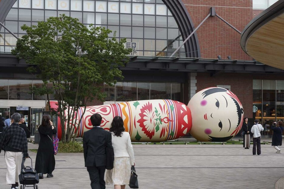 過去、京都の〈清水寺〉などでも展示されたYottaの《花子》。「温泉入った～？」など鑑賞者に話しかけてくる。photo_Takashi Kubo