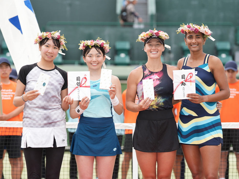 写真は（右から）女子ダブルス優勝のラトゥーヤ・ボーセール（インド）、ペイジュ・ハウリガン（ニュージーランド）、準優勝の荒川晴菜（SBC メディカルグループ）、伊藤あおい（SBC メディカルグループ）（写真提供◎福岡国際女子テニス事務局）