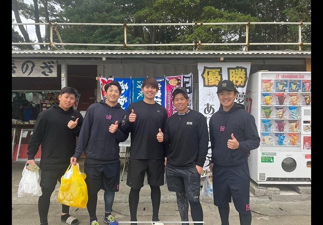 阪神タイガースの梅野隆太郎捕手（右から２人目）と他球団選手ら（パーラーぎのざ提供）