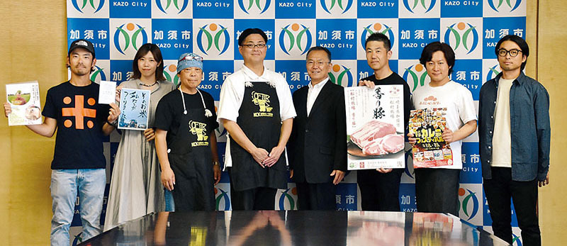 角田守良加須市長（右から4人目）に表敬訪問した加須カレー研究会のメンバー