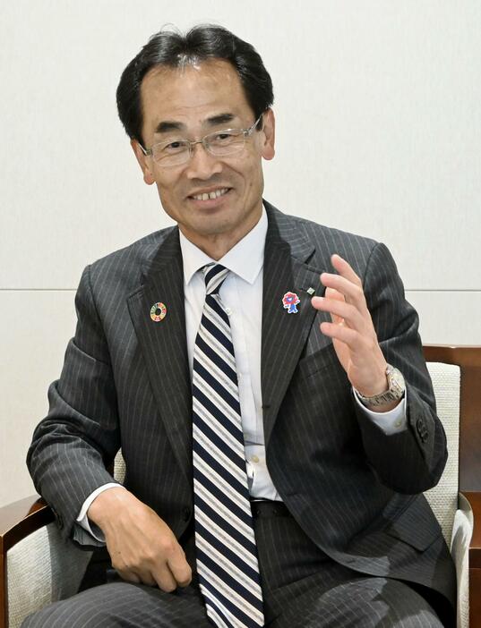 インタビューに応じる関西経済同友会の永井靖二代表幹事
