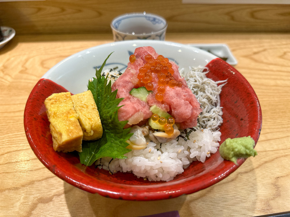 「ぜっぴん丼・梅」1100円。ネタ増量も可能で、その場合はプラス800円。またごはんの盛りも変更OK