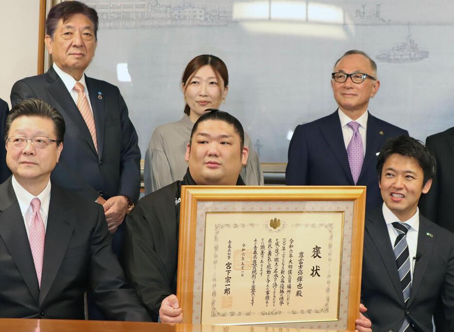 青森県から褒賞を授与された大相撲の幕内尊富士関（手前中央）＝1日午前、青森県庁