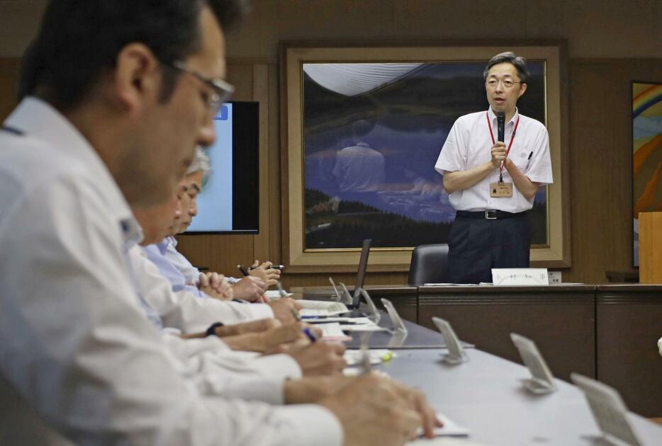 地下水保全に対応する推進本部であいさつする熊本県の木村敬知事（奥）＝27日午前、県庁