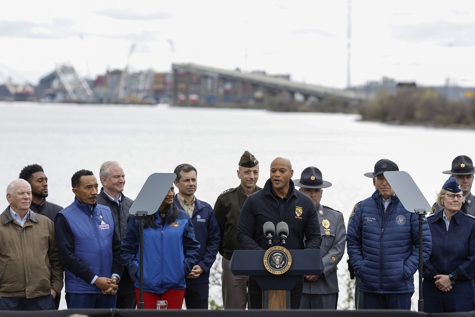 米メリーランド州ボルティモア港で起きた橋崩落事故について記者会見するウェス・ムーア知事（Getty Images）