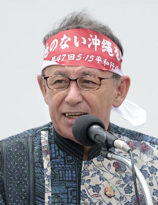 沖縄県宜野湾市で開かれた県民大会であいさつする玉城デニー知事＝18日午後