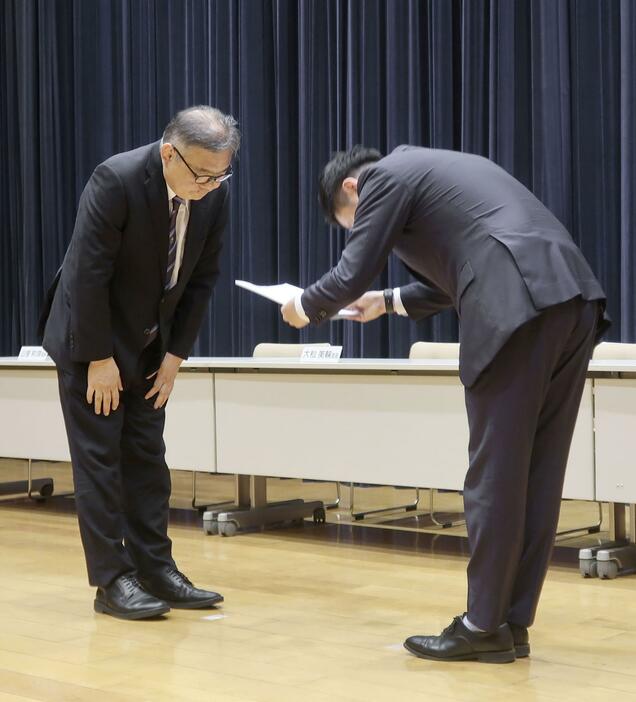 大阪府泉南市の山本優真市長（右）に調査の報告書を提出する第三者委の宮島繁成委員長＝28日午後、大阪府泉南市