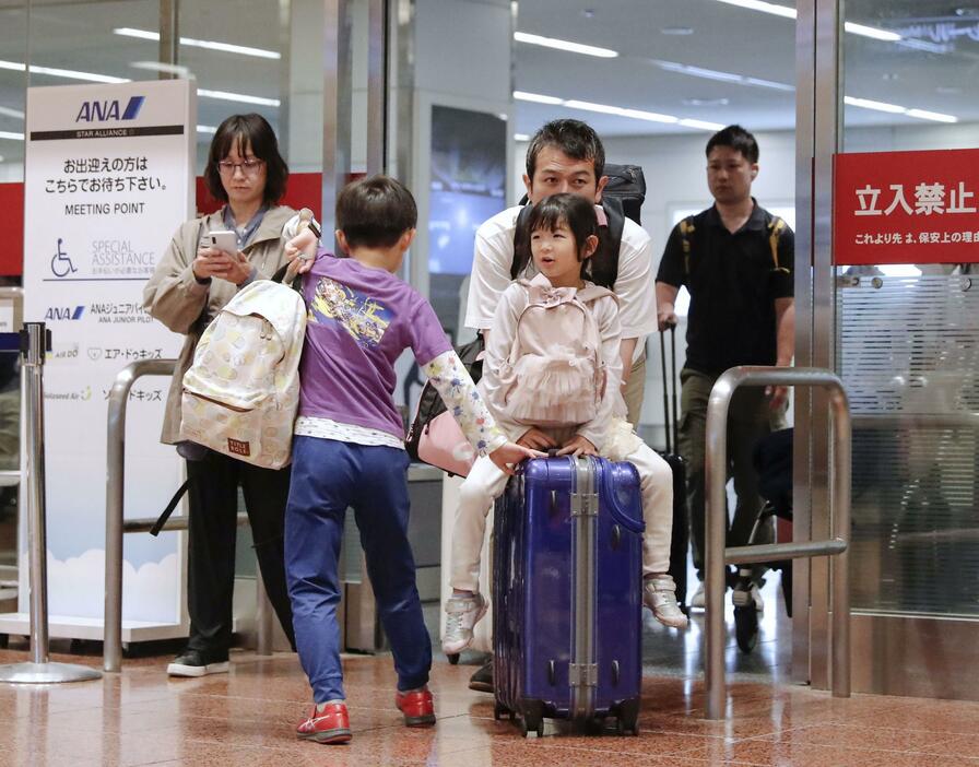 ゴールデンウイーク最終日、旅行客らで混雑する羽田空港の国内線到着ロビー＝6日午後