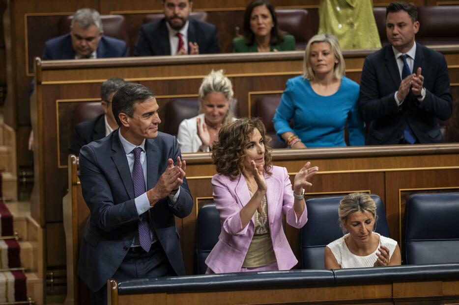 30日、スペイン下院での法案可決を受け、拍手するサンチェス首相（左）＝マドリード（AP＝共同）