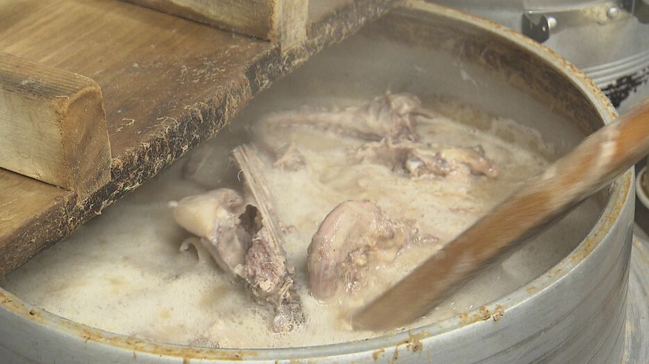 豚骨と鶏ガラを炊いた濃厚なスープ