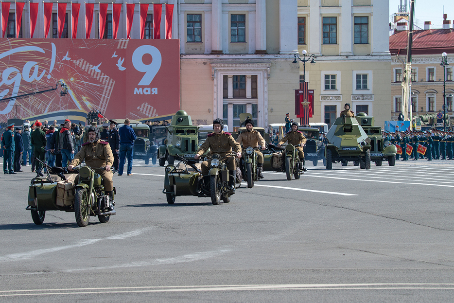 2023年5月、ロシア・サンクトペテルブルクで行われた軍事パレードで、古いオートバイに乗って走るロシア兵（Karasev Viktor / Shutterstock.com）