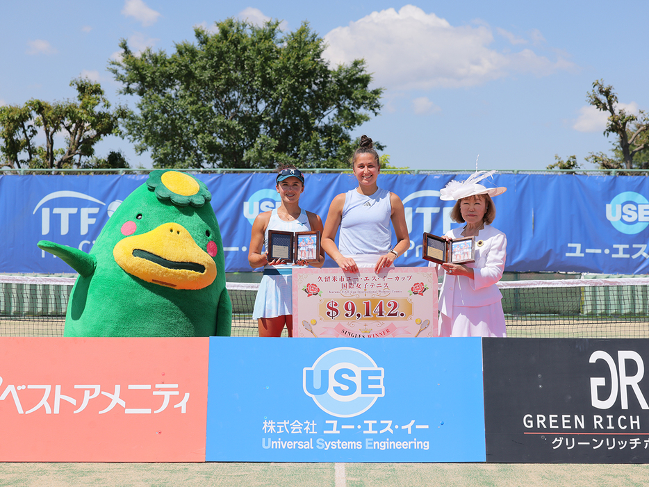 「久留米市ユー・エス・イーカップ国際女子テニス」（福岡・新宝満川地区テニスコート）の女子シングルスで優勝を飾ったエミナ・ベクタス（アメリカ／中央右）と準優勝のアリナ・ラディオノワ（オーストラリア／中央左）（写真提供◎大会事務局、撮影◎藤井稔）