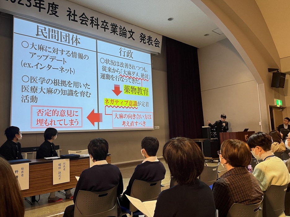 海城中学校の卒業論文発表会。3人の代表生徒が発表した