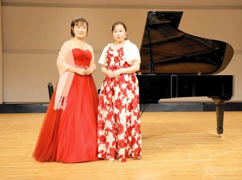 結成２０周年記念コンサートに臨む阿部さん（左）、半沢さん