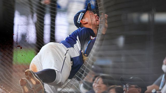 ネットに飛び込む西武・村田怜音選手（写真：時事）