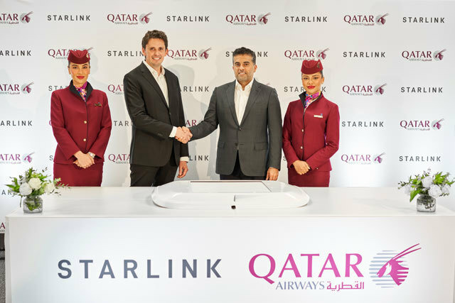 スターリンクによる無料の機内インターネット接続サービスを導入するカタール航空のバドル・モハメド・アル・メールCEO（中央右）とスペースXのマイク・ニコルズ副社長（カタール航空提供）