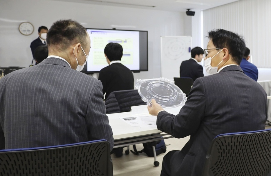 熊本県教育委員会が開いた勉強会で、半導体について学ぶ高校の教職員＝2024年2月、熊本市