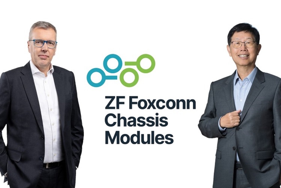 合弁を設立したZFのクライン会長(左)とフォックスコンの劉CEO