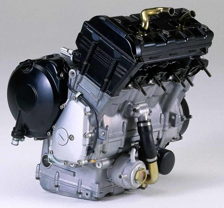 1,000ccの4気筒エンジンとしては極めてコンパクトなエンジンは、150PSの最高出力を発揮