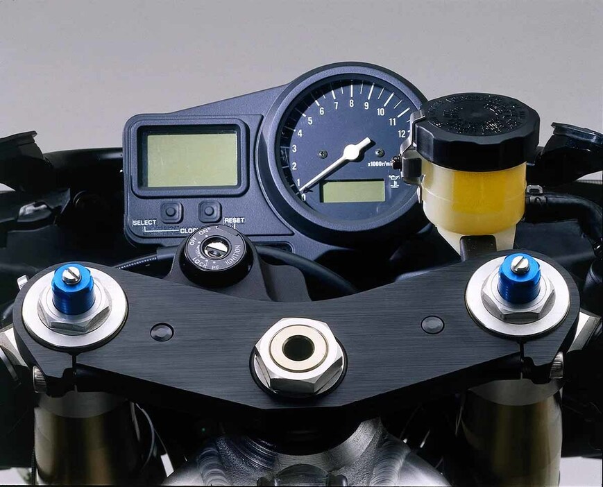 デジタルスピードメーターとアナログタコメーターを組み合わせたレーシーなコクピット