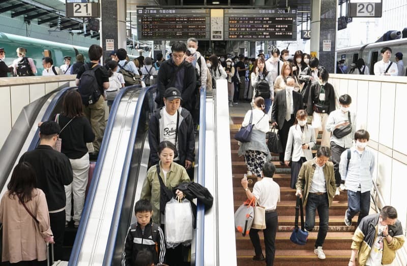 大型連休中のＪＲ東京駅の新幹線ホーム＝２０２４年５月３日