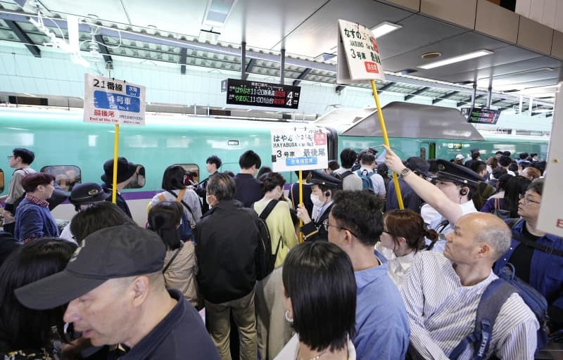 大型連休後半を迎え、混雑するＪＲ東京駅の新幹線ホーム＝２０２４年５月３日