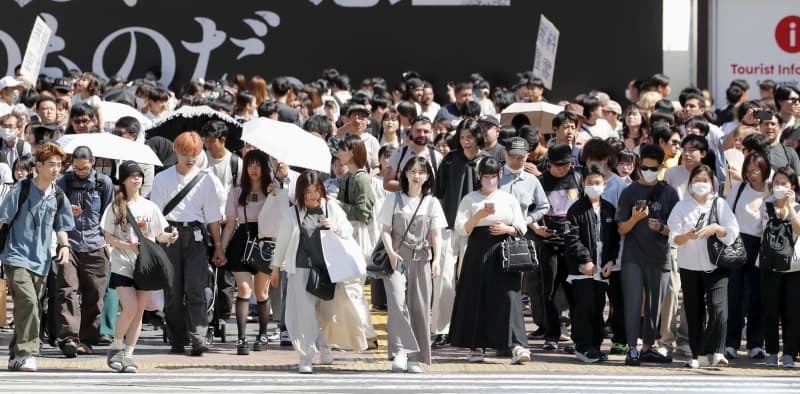 東京・渋谷のスクランブル交差点を歩く人たち＝２０２４年５月５日