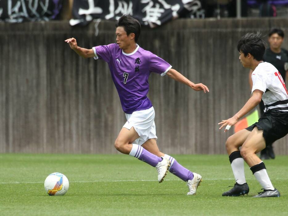 藤枝東高MF泉孝太郎(2年=FC東京U-15むさし出身)は得意のドリブルなどでチャンスに絡み、2得点の活躍(Taro YOSHIDA)