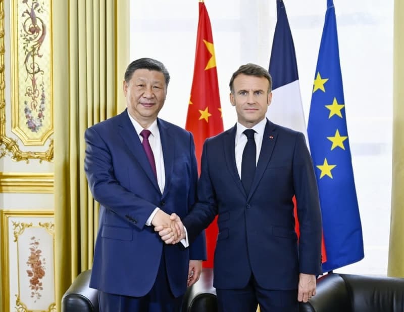 握手を交わす中国の習近平国家主席（左）とフランスのマクロン大統領＝２０２４年５月６日、パリ（新華社＝共同）