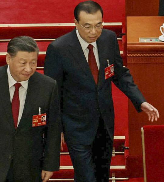 中国全人代の開幕式に習近平国家主席（左）と臨む李克強首相（当時）＝２０２３年３月５日、北京の人民大会堂（ロイター＝共同）