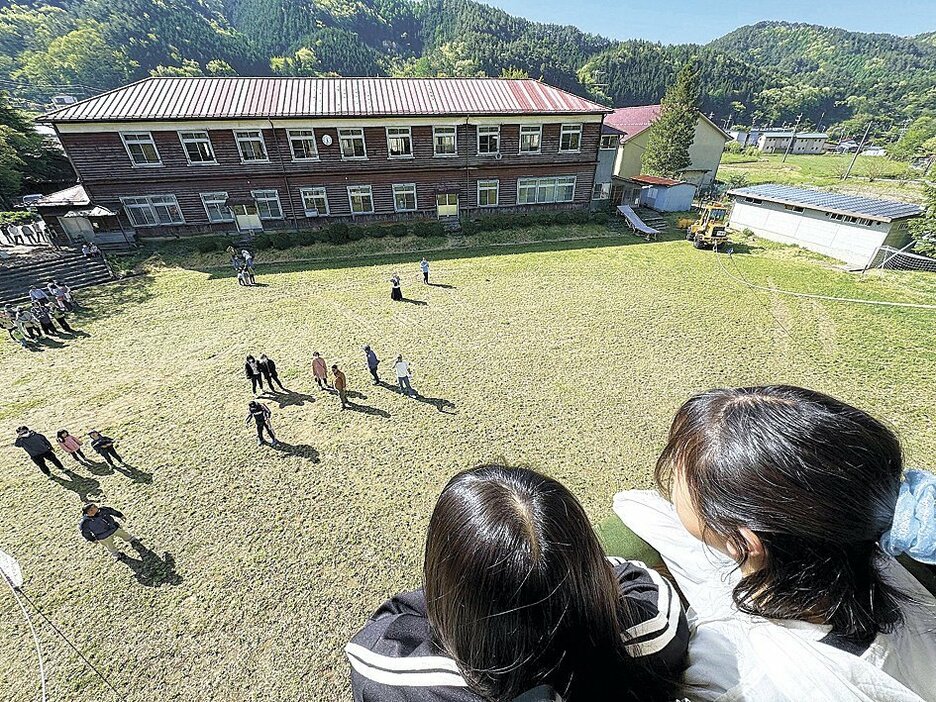 熱気球に乗って旧上田小学校を見下ろす子供たち