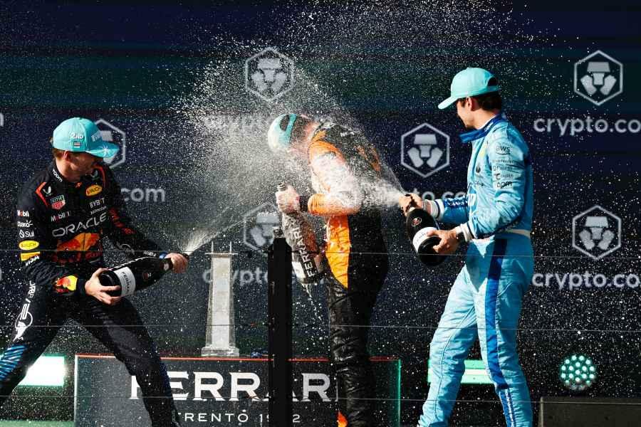 F1マイアミGPでF1初優勝のランド・ノリス（マクラーレン）を祝うマックス・フェルスタッペン（レッドブル）とシャルル・ルクレール（フェラーリ）(C)Red Bull Content Pool