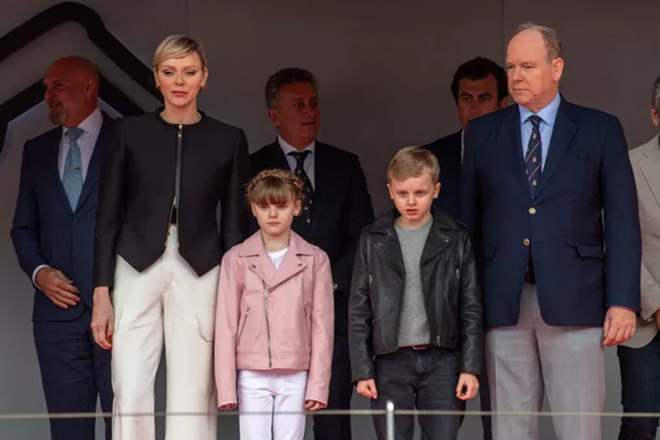 モナコE-Prixの表彰式の壇上で、両親のシャルレーヌ公妃とアルベール2世に連れられたジャック公子とガブリエラ公女。（モナコ、2024年4月27日）photography: ABACA