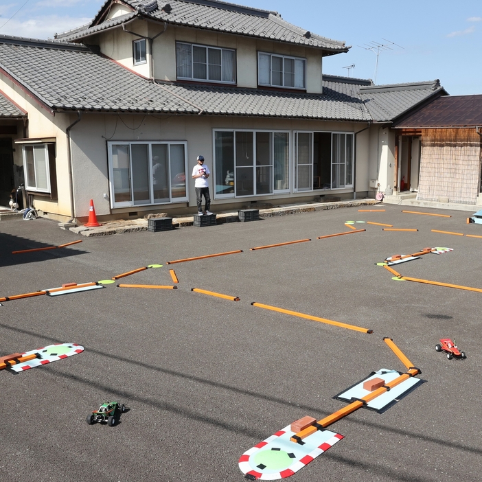 自作した無線操縦カーのサーキット場