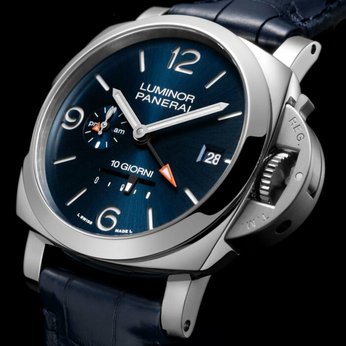 イタリアのデザインと歴史をスイスの時計製造技術と見事に融合するパネライは、10日間のロングパワーリザーブを備えた新作“ルミノール ディエチ ジョルニ GMT”を発表した。