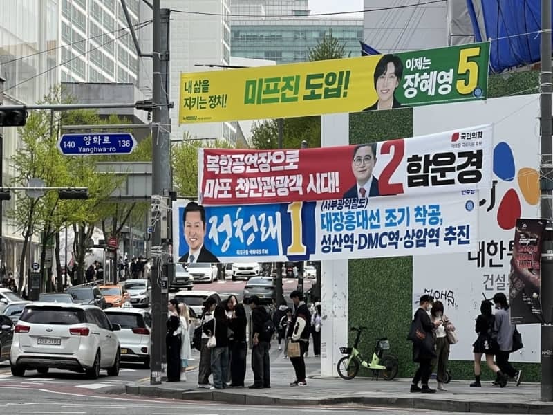 ソウル市内では、総選挙に出馬する候補の名前と顔写真などを入れたソウル市内では、総選挙に出馬する候補の名前と顔写真などを入れた横断幕が、あちこちで目についた＝４月１０日