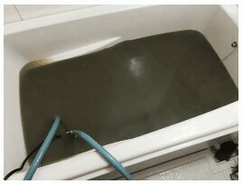 お風呂の水、茶色というよりほぼ黒ですやん。これはかなりショッキングな画像。これは実際にハウスクリーニングを行なった時の写真だそうです……怖い！（提供：おそうじ専科）