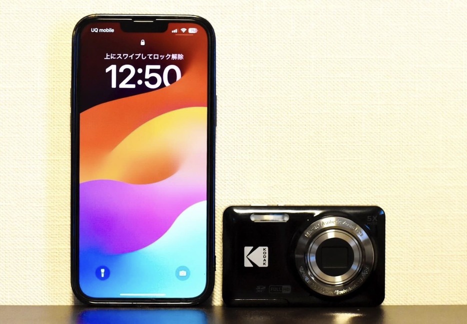 HさんのiPhone 13 Pro Max（左）と「PIXPRO FZ55」（右）の大きさ比較 image by: FASHIONSNAP
