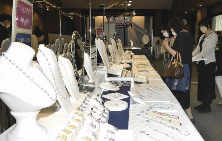 上質な真珠製品がずらりと並ぶパールフェスタ＝31日午前、松山市二番町4丁目