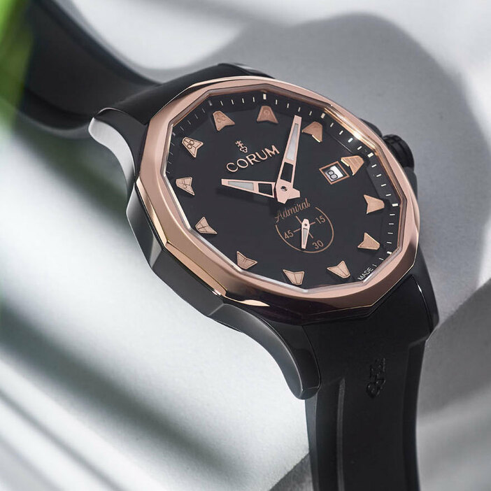 1955年にラ・ショー=ド＝フォンに設立されたスイス高級時計ブランド“CORUM（コルム） ”は、60年から続くロングセラーコレクション“アドミラル”に、ブラック×ゴールドの優雅なカラーリングの新作を追加。2024年5月に発売した。
