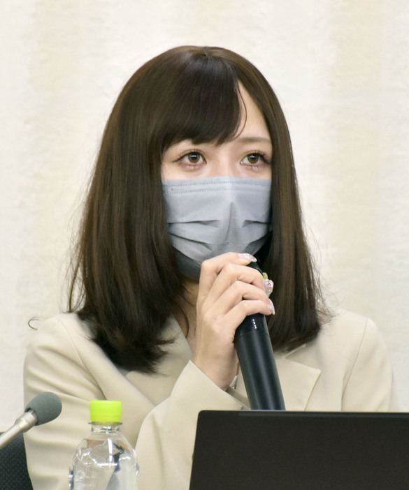 要望書を提出後、記者会見する「スノードロップ」代表の夏野ななさん（仮名）＝16日午前、厚労省