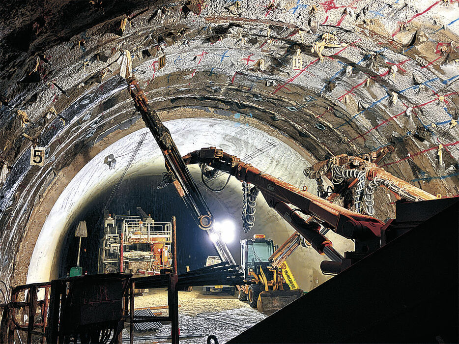 中屋トンネルでは仮復旧工事に向けた準備作業が進む（北陸地方整備局能登復興事務所提供）