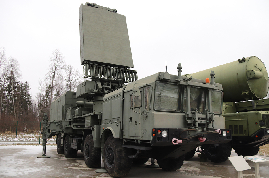 移動式レーダーを搭載したロシアの軍用車両　Ya_Sveta-Shutterstock