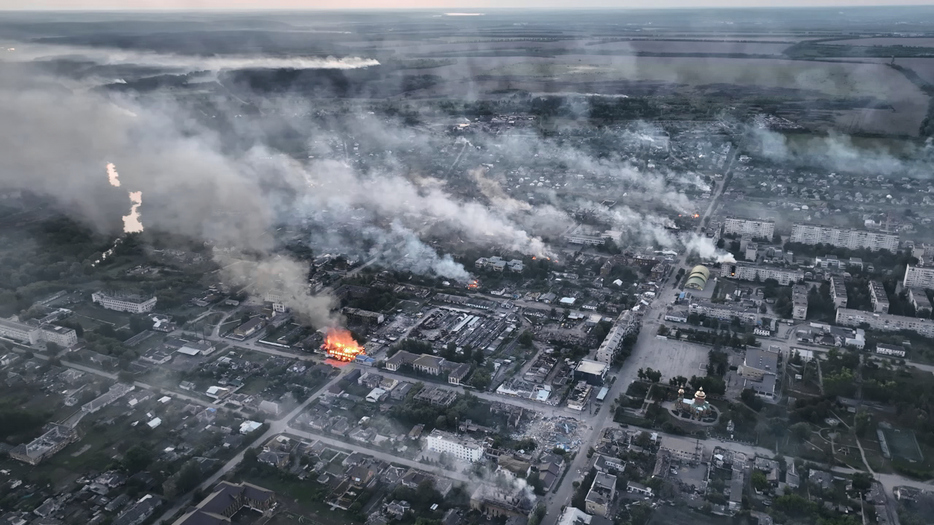 ロシアの激しい砲撃が続き、煙の上がるウクライナ・ハリコフ州ボウチャンスク＝17日（ゲッティ＝共同）