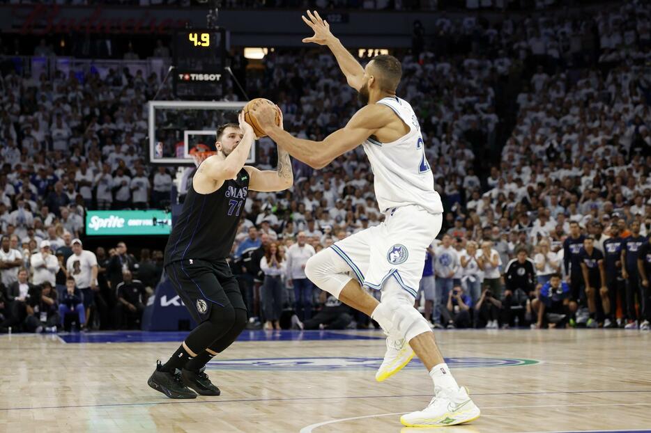 ドンチッチ（左）がゴベア（右）越しに決めた劇的決勝弾を振り返った。(C)Getty Images