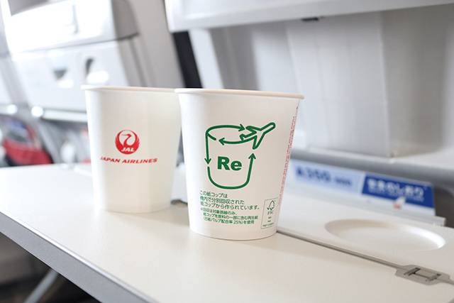 JAL機内で使用済みの紙コップをリサイクルした再生紙コップ（同社提供）