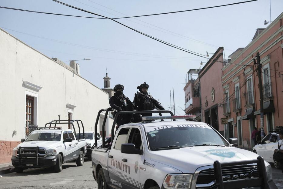 市長選候補者が殺害される事件が起き、パトロールに当たる警察官＝2月、メキシコ・マラバティオ（ロイター＝共同）