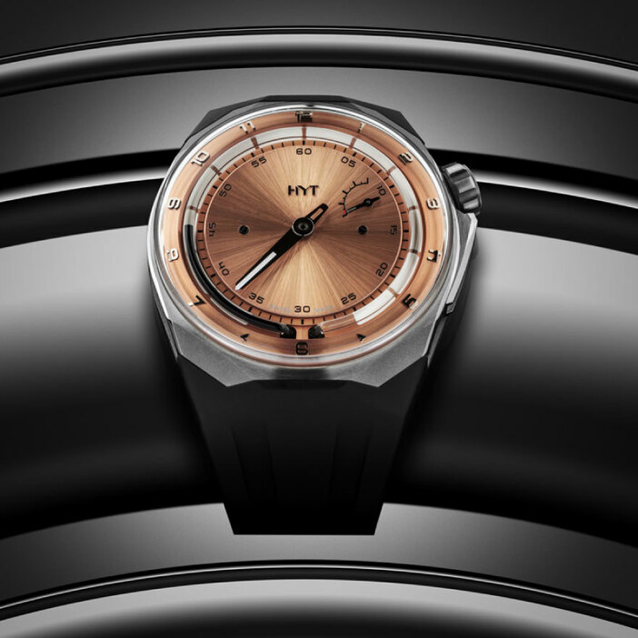 時計産業の中心地として有名なスイス・ヌーシャテルにて創業し、2024年に12年目を迎える流体機械式高級時計ブランド“HYT（エイチ ワイ ティー）”は、既成の規範に決別を告げる新しいコレクション“T1シリーズ”を発表。