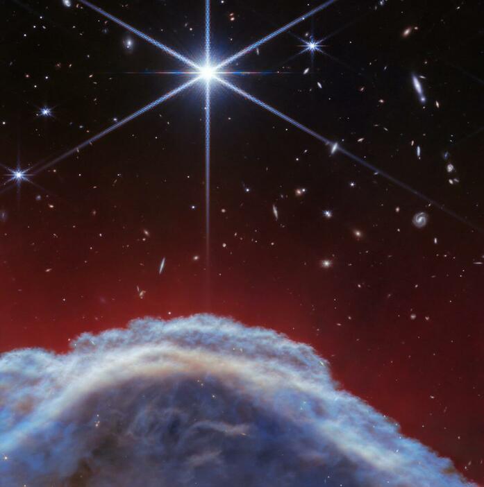 ジェイムズ・ウェッブ宇宙望遠鏡の近赤外線カメラ（NIRCam）で観測された暗黒星雲「馬頭星雲」のクローズアップ